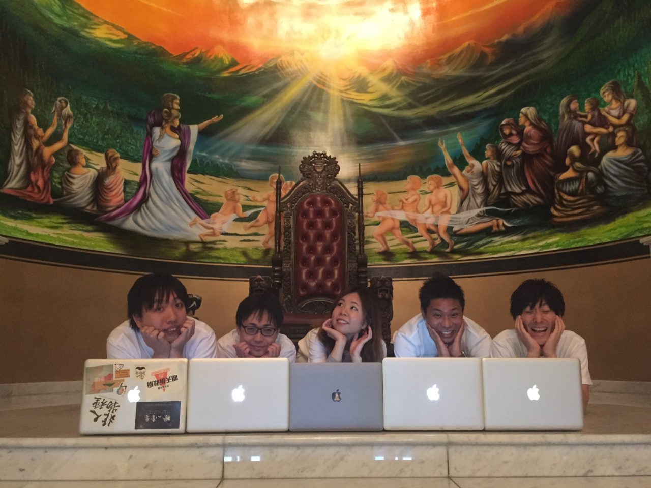 ノートPCを並べた社長の右腕.ai／株式会社AWESOMEのメンバー